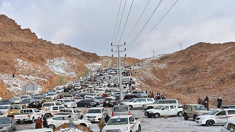 بالفيديو.. هطول أمطار غزيرة على جبل اللوز