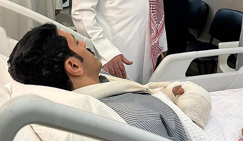 شخص يعتدي على رجل أمن كويتي بسيف ساموراي .. صور