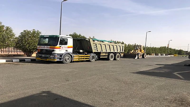 ضبط معدات وآليات أثناء رميها مخلفات مباني بأراضي فضاء في حائل