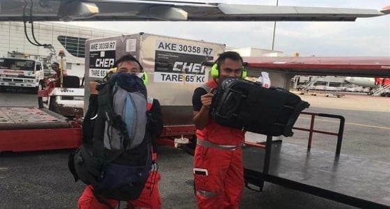 بالصور.. عمال شركة طيران يعتذرون من الحقائب بطريقة كوميدية