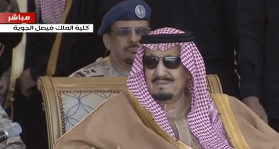 بالصور.. خريجو كلية الملك فيصل الجوية يؤدون القسم أمام الملك