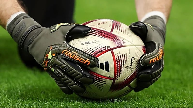 اعتماد تطبيق قرار عدم إمساك الحارس بالكرة لأكثر من 8 ثواني