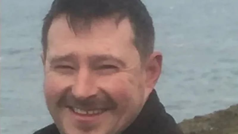 رجل يضحي بحياته في سبيل انقاذ طفلين من الموت غرقًا