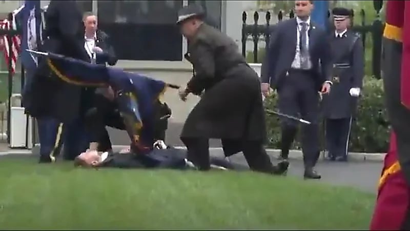 جندي من حاملي أعلام البيت الأبيض يفقد وعيه على الهواء ..فيديو