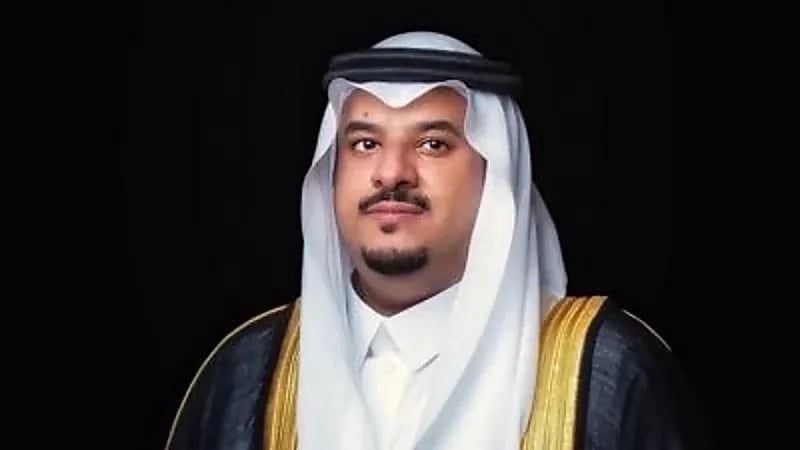 نائب أمير الرياض يطمئن على المواطن الذي أنقذ مركبة محترقة بجوار محطة وقود