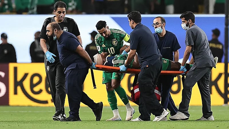 حسن كادش ينزف ويغادر على نقالة .. فيديو