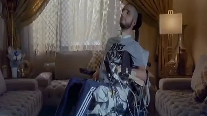 بالفيديو.. مواطنة تبتكر تطبيق لتعيد تواصل ابنها مع العالم الخارجي بعد تعرضه لحادث