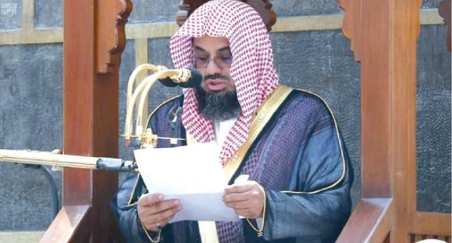 إمام المسجد الحرام يحذر من الاستخفاف بالذنوب والمعاصي