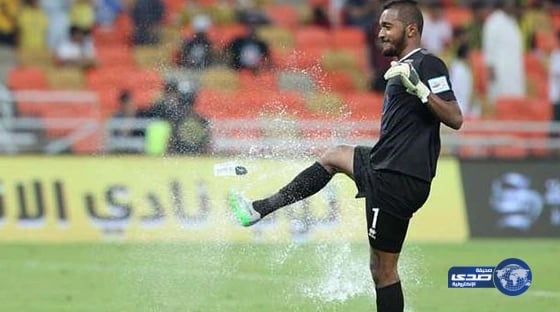 بالفيديو.. شاحنة تتجاوز الحاجز الخراساني لأحد الجسور بالرياض