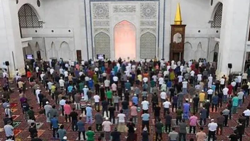 ماليزيا تدرس فرض عقوبة السجن سنة على المتغيب عن صلاة الجمعة