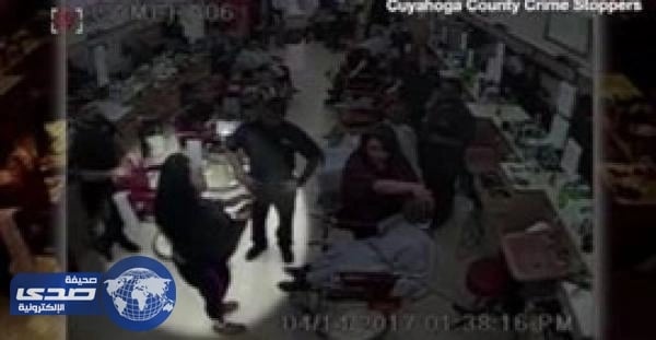 بالفيديو..أمريكية تشهر مسدساً في وجه مصففة شعر تأخرت في قص شعر ابنها