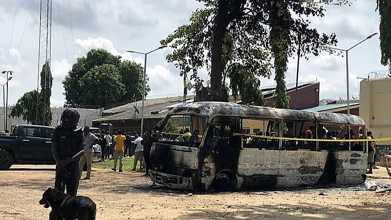 هجوم مسلح يسفر عن مقتل 27 شخصاً في مسجد أثناء الصلاة