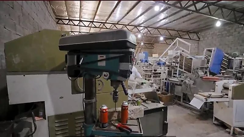 بالفيديو.. التجارة تداهم منشأتين تورطا في جريمة تستر تجاري