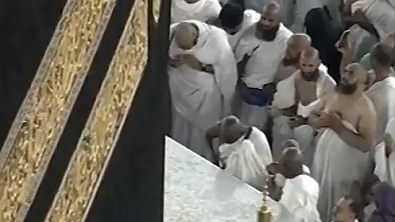 الحرم المكي يغتسل بالأمطار وسط تضرُّع المصلين بالدعاء.. فيديو