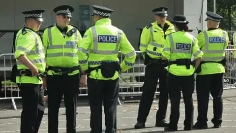 الشرطة البريطانية تقبض على 3 أفغان بتهمة تهريب البشر