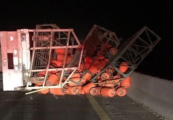 اغلاق طريق المدينة ينبع بعد انقلاب شاحنة تحمل 700 اسطوانة غاز