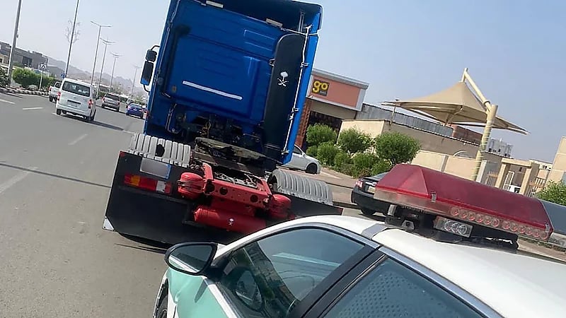 "المرور" يضبط قائد شاحنة يقدوها بسرعة عالية
