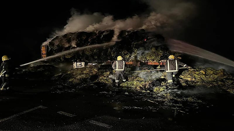 إندلاع حريق في ناقلة أعلاف بتبوك