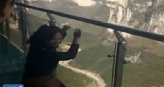 بالفيديو.. لحظة سحب سائحة مذعورة فوق جسر زجاجي