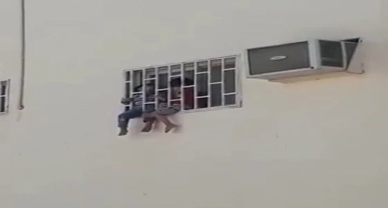 حقيقة فيديو تعرض طفلين للعنف بوضعهما في النافذة بتبوك