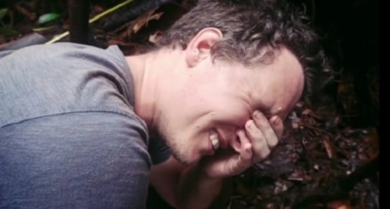 فيديو مروع لمذيع يضع دودة في أذنه لتنظيفها