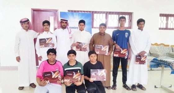 بالصور.. طلاب يهدون زميلهم حصاناً مواساة له