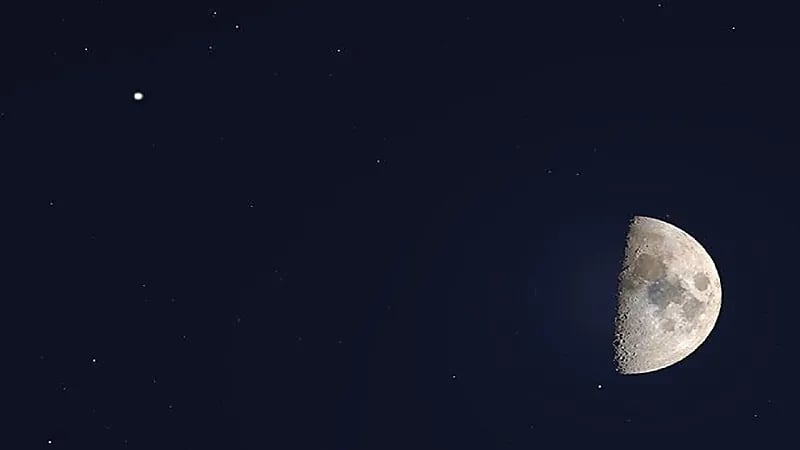 اليوم.. اقتران القمر الأحدب بكوكب زحل في سماء المملكة