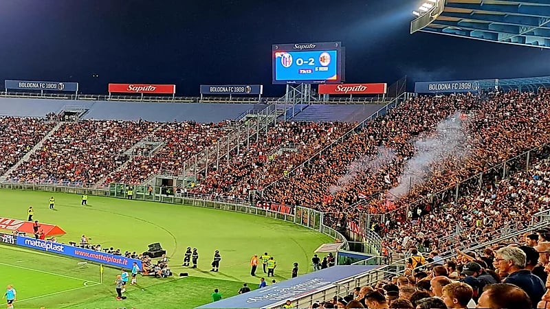 ميلان يقضي الاستراحة بين شوطي مباراة بولونيا على أرضية الملعب