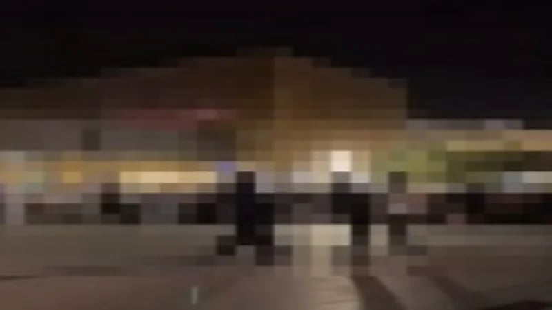 شاهد.. لحظة القبض على مغني راب في إحدى المجمعات بالرياض