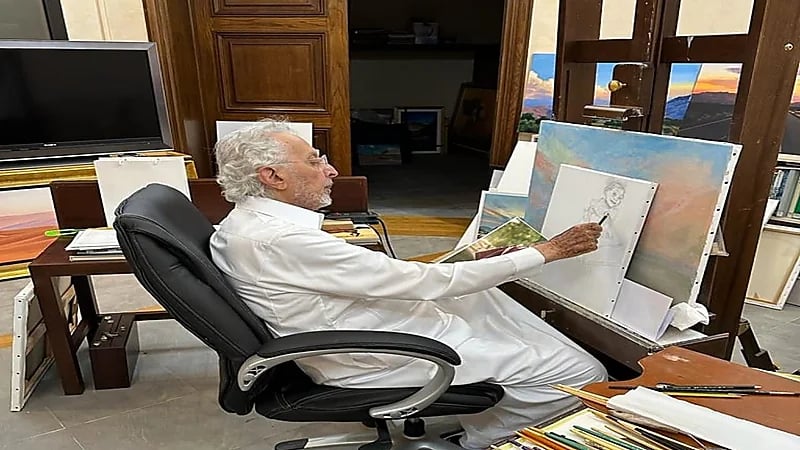 الأمير خالد الفيصل يرسم لوحة فنية لحفيدته الأميرة العنود بنت سعود