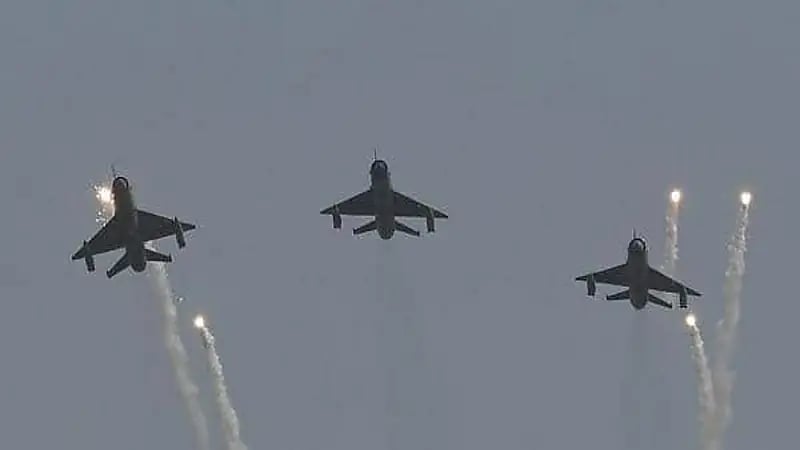 شاهد.. تحطم طائرة أثناء عرض عسكري في بنغازي