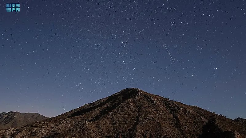 شاهد.. ظاهرة تساقط شهب "التوميات" جنوب الطائف