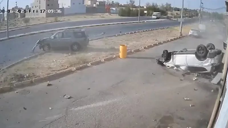 بالفيديو.. تصادم مروّع بين مركبتين في بريدة وانقلاب إحداهما