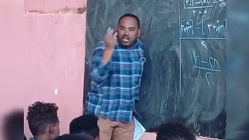 بالفيديو.. معلم يثير انتباه طلابه في الرياضيات بطريقة غريبة