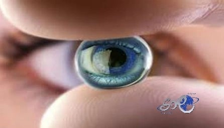 عدساتها اللاصقة كادت تفقدها البصر