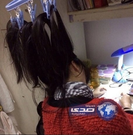 فتاة تُعلق شعرها بمجفف ملابس معلق لتذاكر طوال الليل