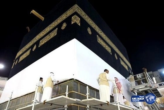 بالصور.."شؤون الحرمين" ترفع الجزء السفلي من كسوة الكعبة المشرفة لمنع العبث بها