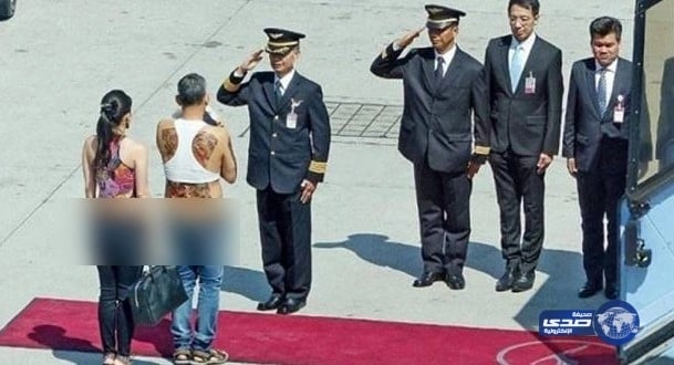 ولي عهد تايلاند يثير الجدل بـ"صدرية" مع زوجته الثالثة!