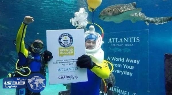 مذيع يدخل موسوعة  غينيس لأطول فترة بث إذاعي من تحت الماء