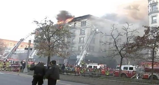 حريق يلتهم مبنى سكنيا في مانهاتن الأمريكية