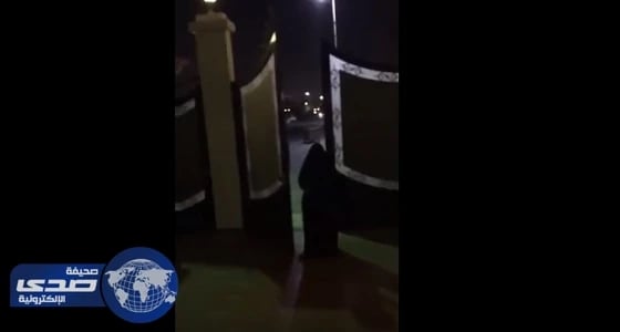 بالفيديو.. مواطن يحبط محاول امرأة وشريكها سرقة منزل