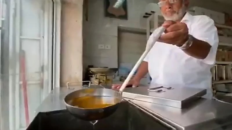 بالفيديو.. بائع سمن يروي قصة عن مهنته: "عمرها 180 عام"