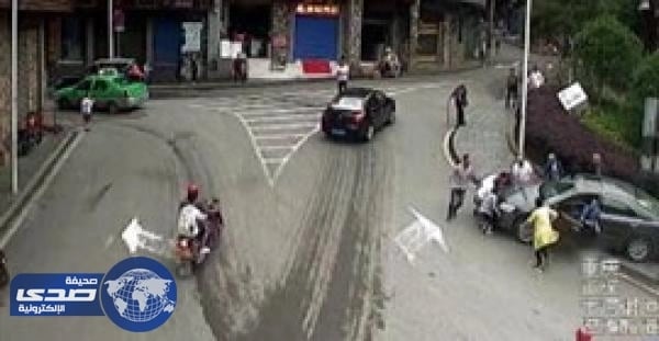 بالفيديو .. سائق يصعد على الرصيف ويدهس طفلاً