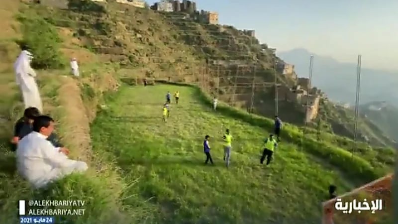 بالفيديو.. شباب " الداير " يحولون المزارع إلى ملاعب ريفية لكرة القدم