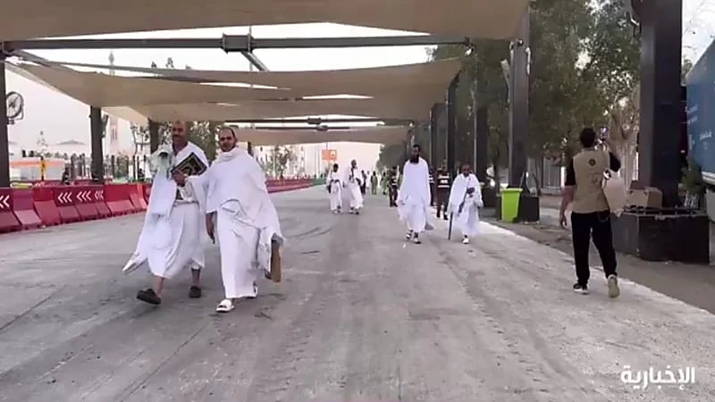 رذاذ الماء والمظلات تلطف أجواء مشعر عرفات.. فيديو