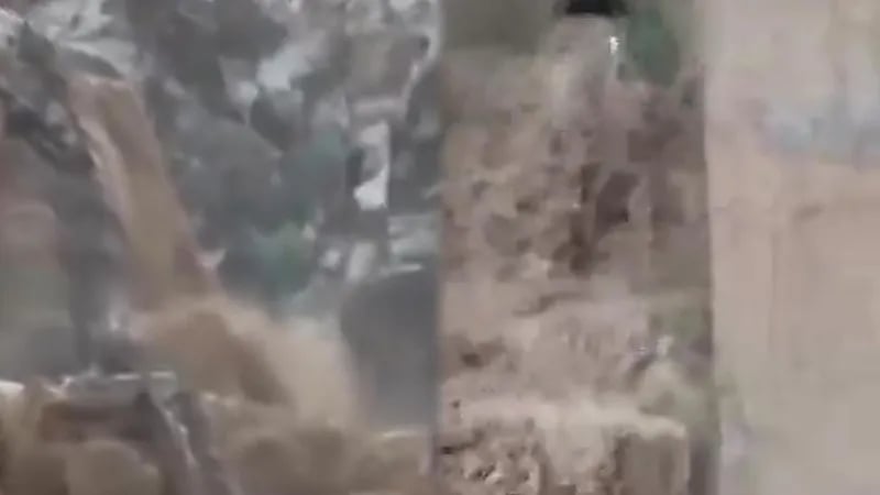 فيضانات الأردن تُحاصر 1800 سائح أجنبي.. فيديو