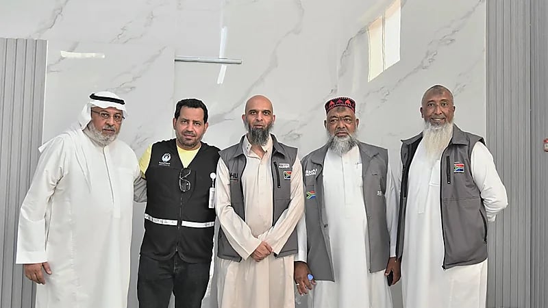 وفد من مجلس الحج والعمرة بجنوب أفريقيا يزور مركز التعبئة الآلية لعبوات زمزم .. صور