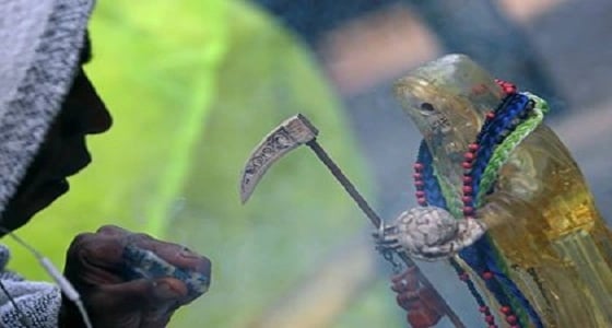 بالصور.. مكسيكيون يتبركون بـ"قديسة الموت" مع بداية العام