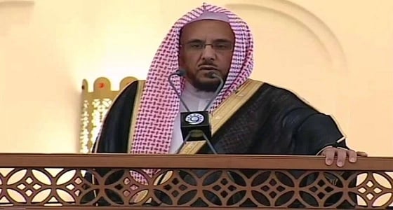 إمام المسجد النبوي يوصي المعتكفين بعدم الجهر على بعضهم في قراءة القرآن