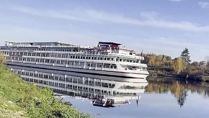 جنوح سفينة في قناة موسكو على غرار "إيفير غيفن"